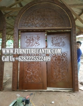 Pintu Utama Masjid Kayu Jati
